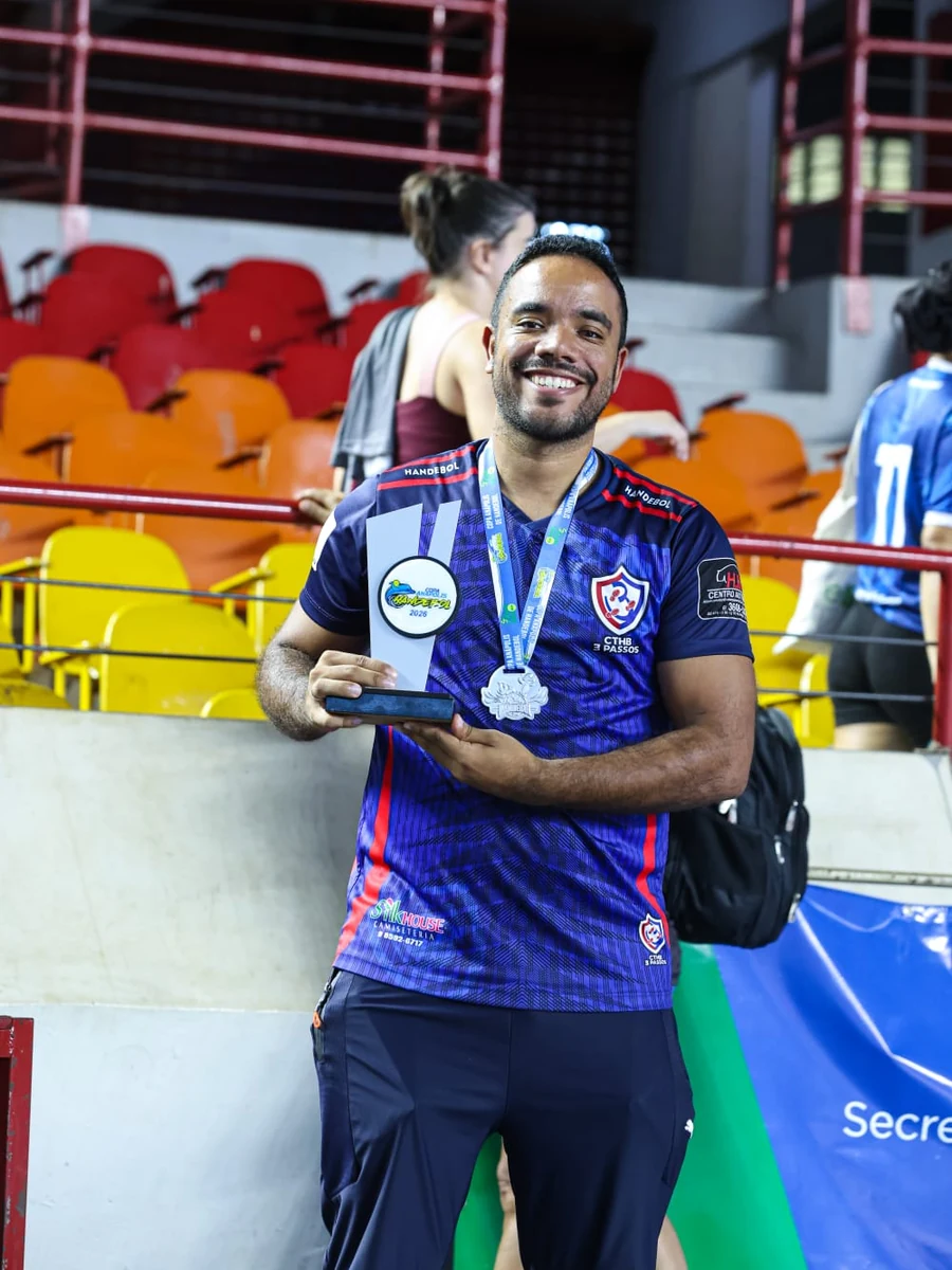 Lucas Lacerda em ambiente esportivo com troféu
