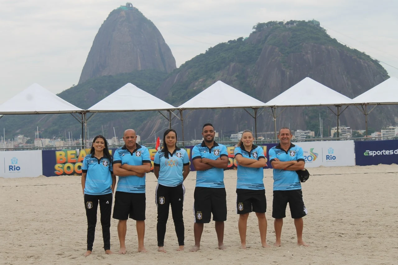 Lucas Lacerda junto a uma equipe em ambiente esportivo